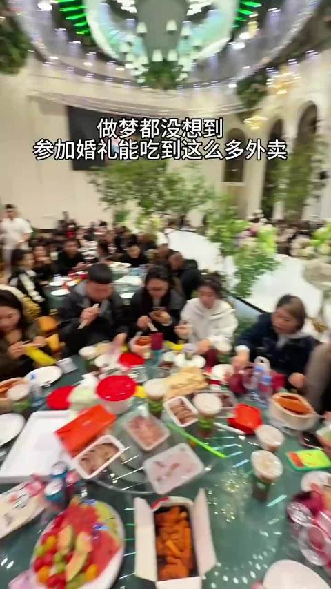 婚宴共有30桌，新娘专门为朋友准备了3桌“外卖席”，每桌按1000元的餐标 #参加婚礼吃了一桌子外卖