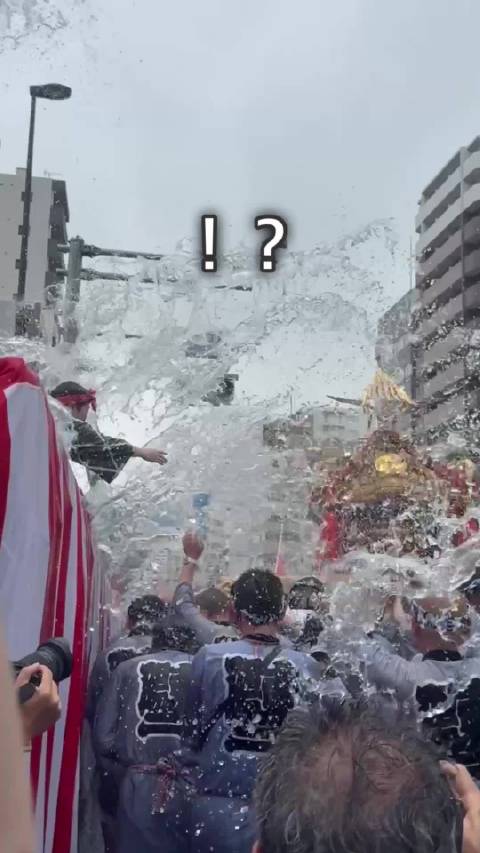 江戸三大祭典【深川八幡祭】通称“泼水节”🚿 这个节日很好地反映了当时有关消防的文化。另外，脾气和措辞
