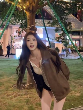 从来不相信一见钟情，只是在照镜子的时候会有些动摇