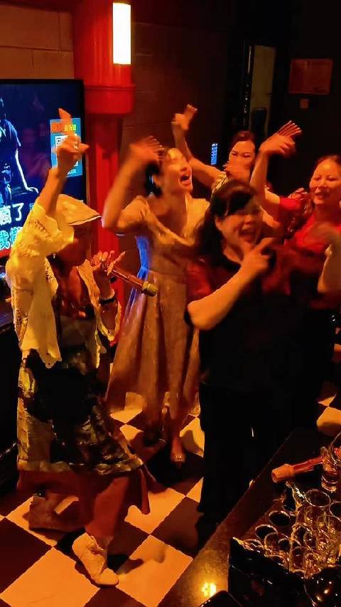姐妹们在歌厅欢聚的美妙时刻 #姐妹相聚# #歌厅时光# #快乐无限#