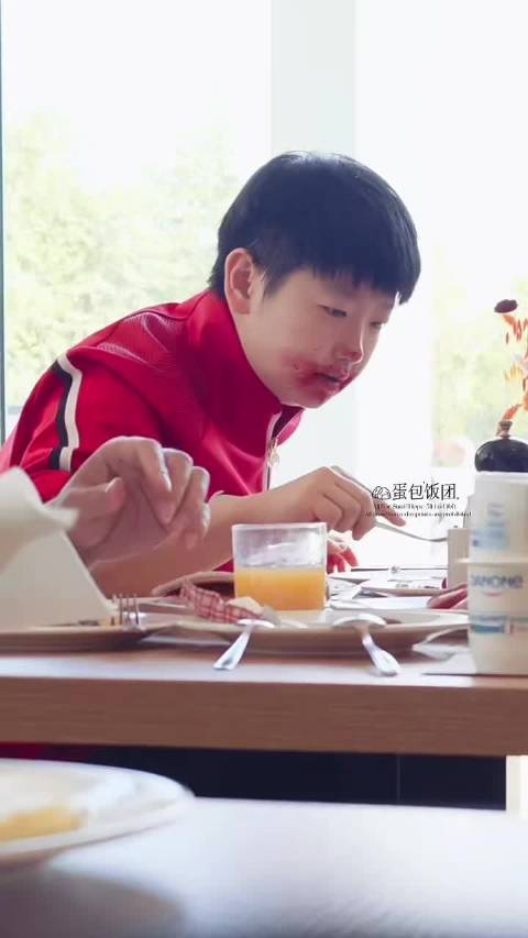 火龙果宝宝 好萌啊莎莎呜呜，和猫咪吃火龙果一抹抹一样样#中国乒乓球队[超话]#  ​​​