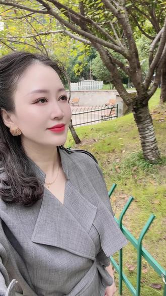 🌺 早安～ 淡淡的就挺好，一早一晚，就是一天，落落大方，好好生活。站在属于自己的角度，去看自己该看的
