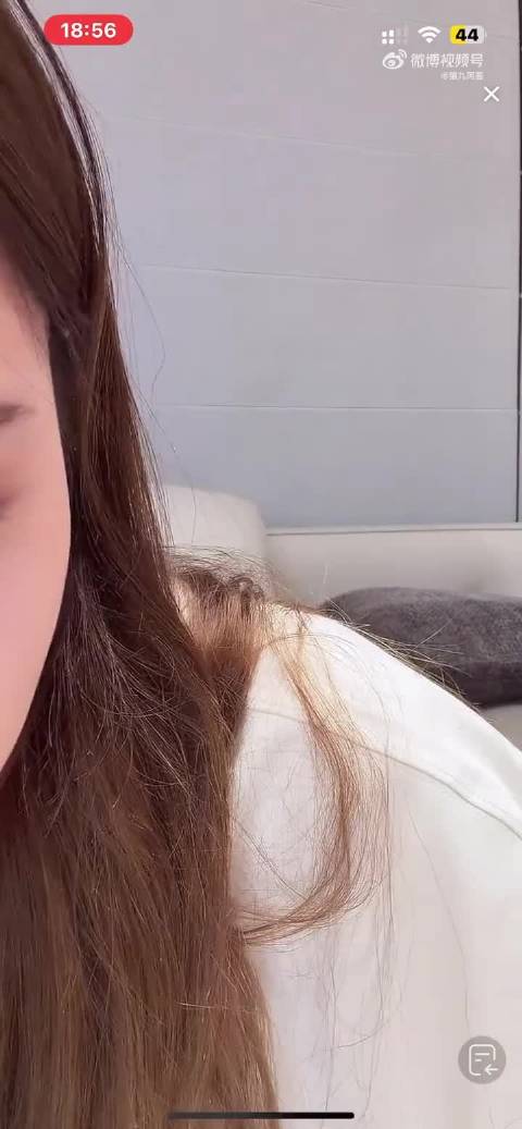 徐艺洋直播中被朋友安慰到忍不住哭了，说着说着黄子韬突然出现，问她有什么好哭的。徐艺洋解释说“我本来不