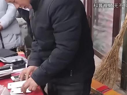 有人专门到农村回收旧手机，换盆换菜刀，旧手机有什么用？ （1）