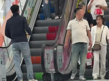 假装发传单 等对方接手在收回来