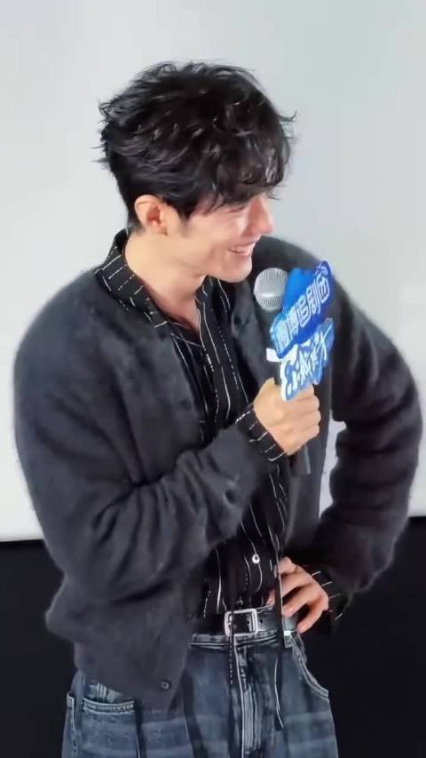 #小城良方# 追剧团最动人的地方，就是正片里那个冷静克制的刘铮亮，到了线下也会被王彦霖一个闪身步逗到