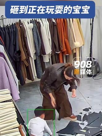 服装店镜子忽然倒塌，砸到正在玩耍的宝宝。
