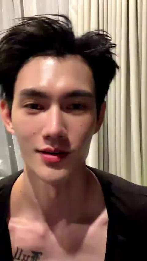 听咪接着昨天的话题，讲自己如何处理情绪（今天的造型也太dazzling了）  ​​​