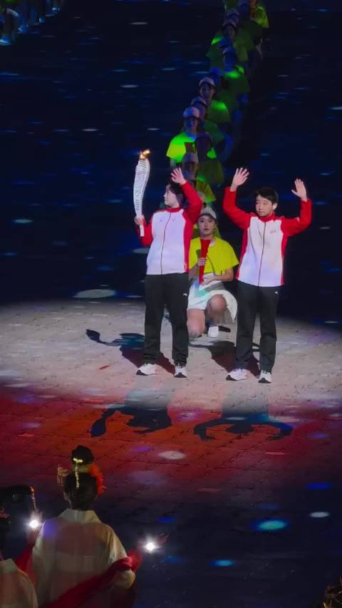 #孙颖莎一人带火一个省运会#作为河北走出的乒乓名将，孙颖莎带着伤病回乡，站上省运会开幕式传递火炬。无