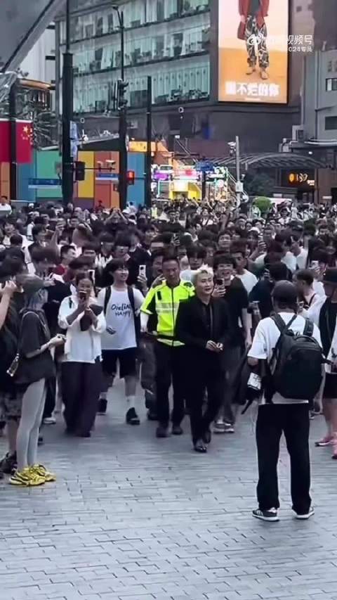 网红王扁去年还是众星捧月、意气风发！ 转瞬之间，今非昔比！估计当初还没开始变现就被封掉了！