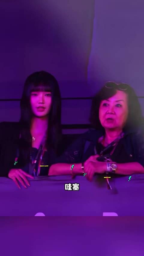 女友 "七七 与林俊杰妈妈同框，婆媳俩说说笑笑的，看起来关系很好呢！#七七和林妈妈看林俊杰演出##七