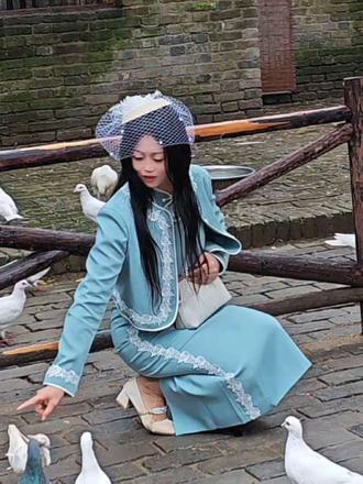 日子过得自在松弛🕊️ 屋顶地上全是白鸽，抓着鸽子尾巴逗它扑棱着翅膀飞，笑到停不下来。人间小美好，不过