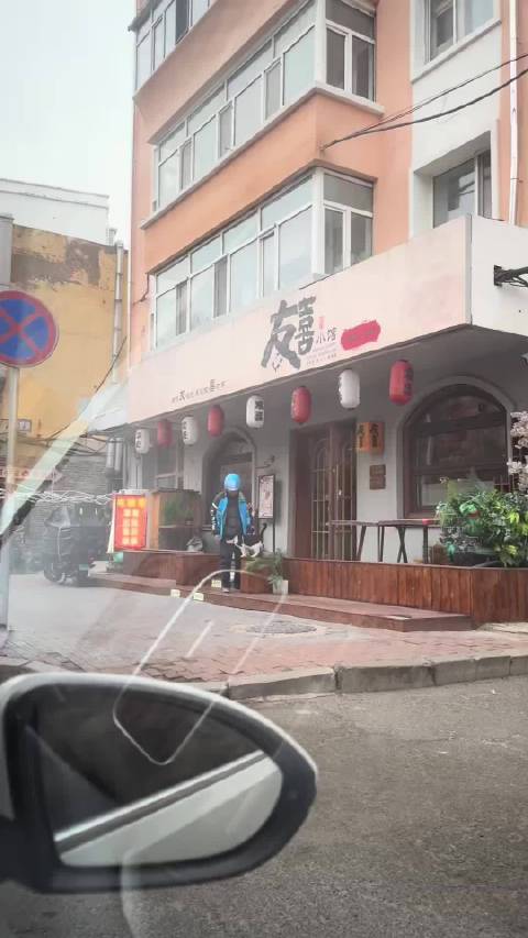 外卖小哥抱起小猫的刹那，他和它