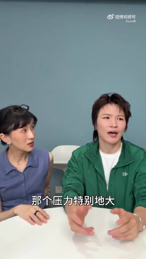 为了抗干扰，张伟丽专门练了一年听嘘声。结果到了美国比赛现场，全场观众却在喊她的名字，她忍不住感叹：这