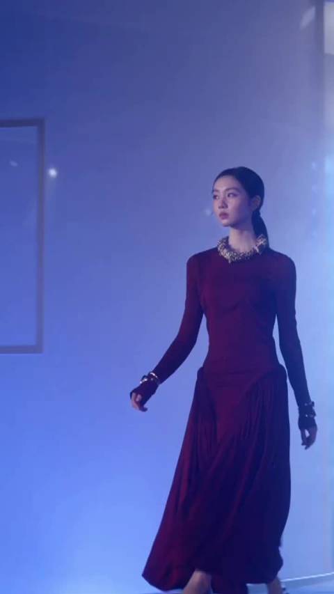 VOGUE红毯，黄磊女儿黄多多首次参加时尚活动走红毯，看出来了很想好好表现，但实在是有点用力过猛……