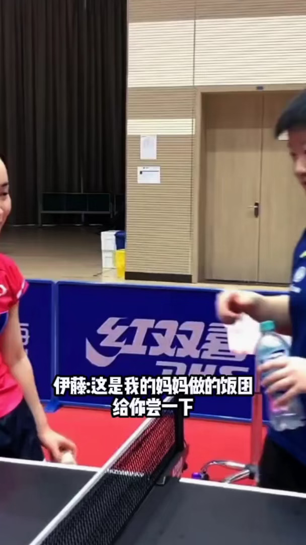 #亚运观赛团   孙颖莎和伊藤美诚友爱的一幕，伊藤美诚把她妈妈做的饭团分享给我莎莎
