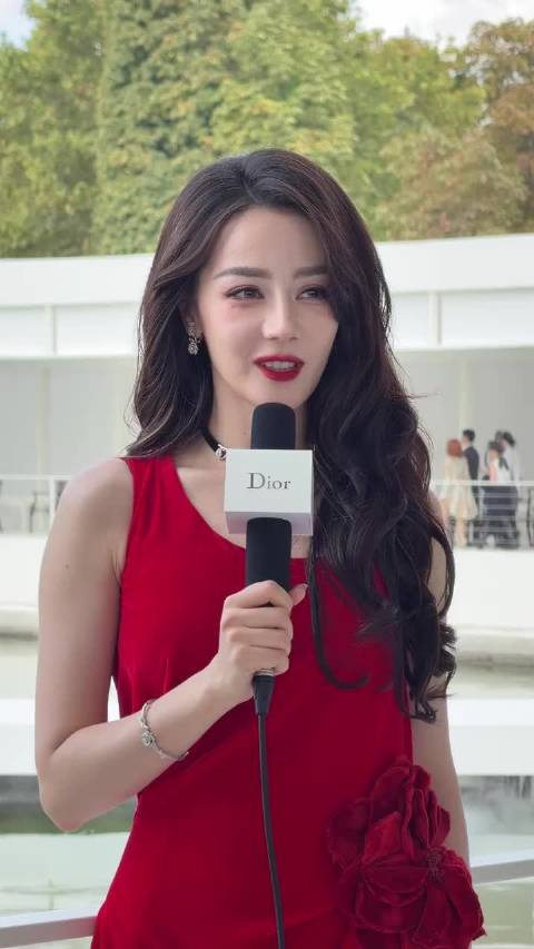 Dior秀场 明艳大女主 迪丽热巴生图状态夯爆了 巴黎时装周 迪丽热巴 dior