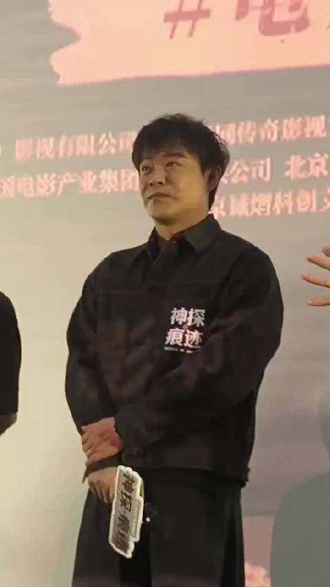 #王俊凯以为拿真刀是自己做错了什么#电影《神探之痕迹》路演爆料，王俊凯得知要用真刀一脸疑惑，导演为还