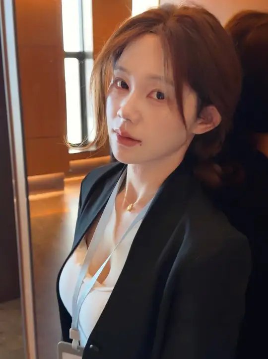 陪上司出差，送她回酒店的时候她怪怪的
