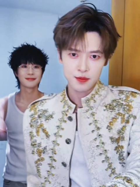 #付辛博[超话]# xin#付辛博打歌2026# 被duang大一个帅哥突脸了……咪的天[捂嘴哭][
