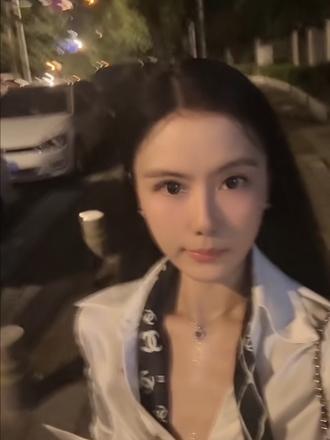 她留长发，淡的妆！