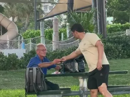 给陌生人递奇怪的小纸条