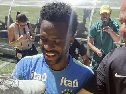 要到维尼修斯签名了啊啊啊啊 都给我坐好了！！！ 桑巴之翼         皇马左路爆破之王     