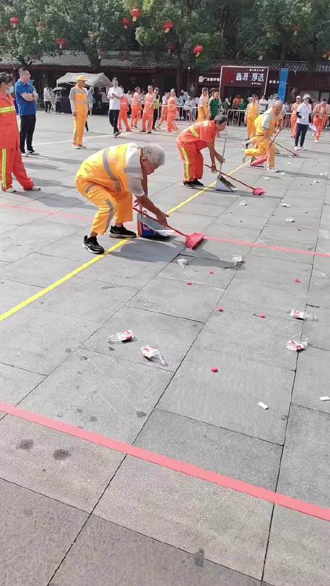 某地搞出来的环卫工人职业技能大赛。怎么感觉有个大爷不会使扫帚