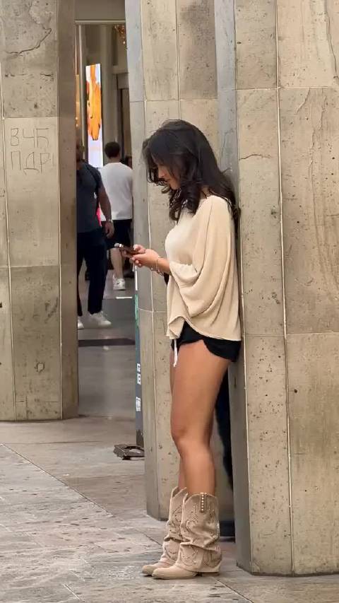 城市街头，时尚女孩，沉浸手机。  ​​​