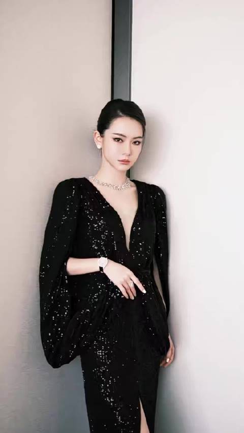 戚薇成为第一个穿安睡裤走红毯的女明星