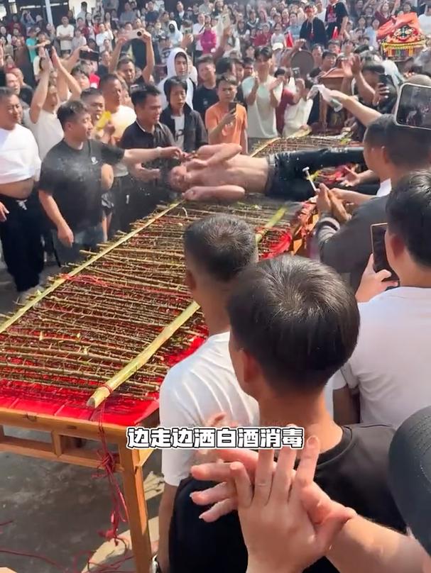 果然是富贵险中求！第一眼以为是封建陋习，再一眼我能滚一万遍