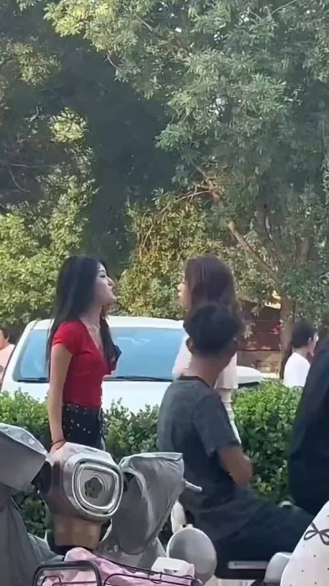 两女子吵架，随后动手，引发两男子加入#街头摄影#  ​​​