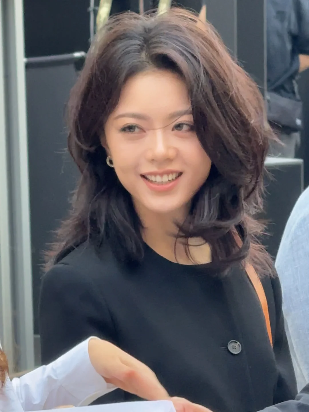 剪彩中的赵今麦，好像韩国财阀千金