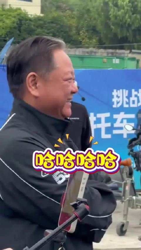 #县委书记说被扔下水是张雪临时起意#书记亲自回应：被扔下水纯属张雪“临时起意”，而且书记是真的会游泳