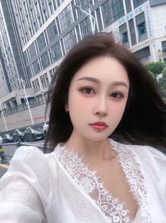 穿白蕾丝衫吹城市的风记录今日温柔 风穿过城市街道，也穿过我的白蕾丝衫🌿 举着手机一路走一路拍，高楼、