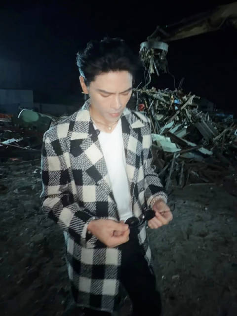 #向佐[超话]##趁热打铁##工作花絮# @向佐JackyHeung 佐pd: “把铁山搬空”，话我