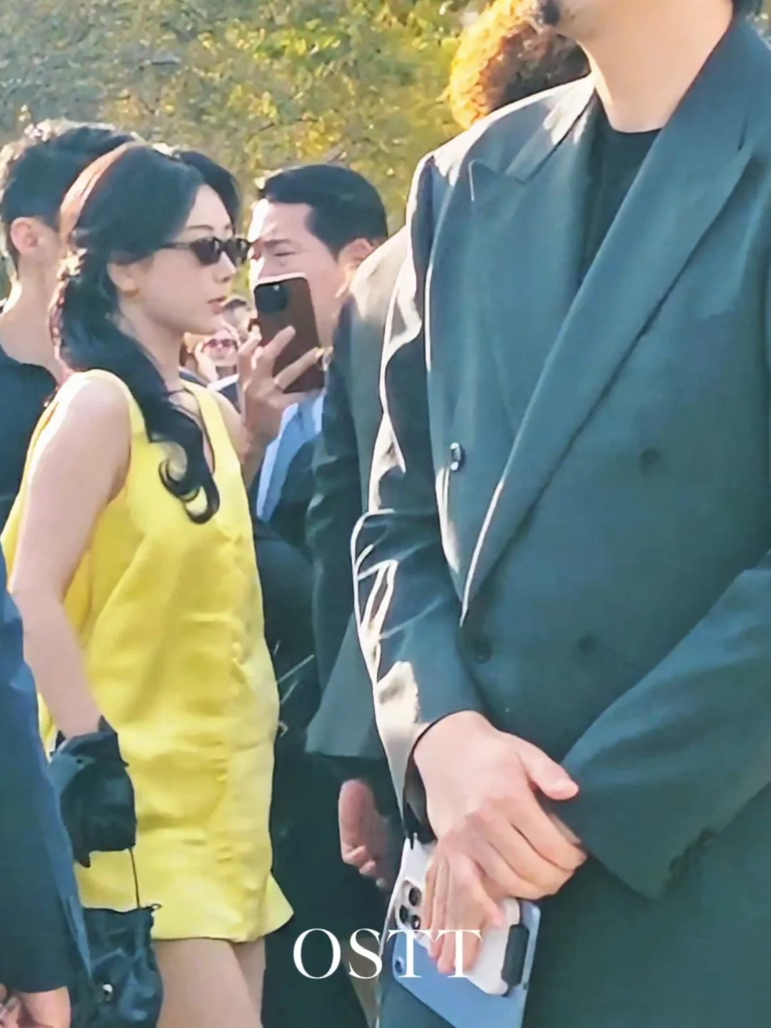 杨紫出席巴黎时装周纪梵希