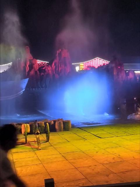 嘉乐比的夜晚，随着一声令下，水面上战鼓雷动，喊杀声震天 大型水上实景《戚继光抗倭》震撼上演，战船对峙