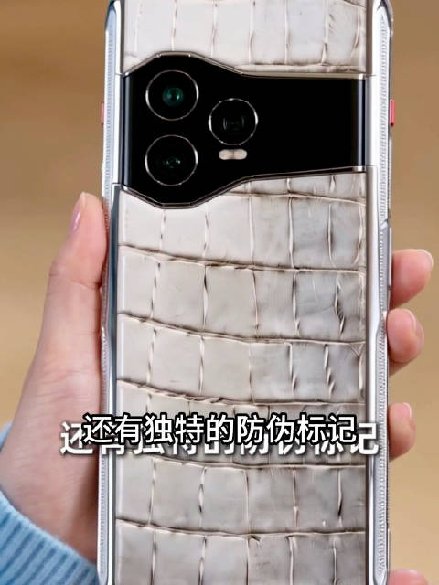 #短剧安利计划##十一接力打卡# 付小草用的竟然是难得一见的天玺手机，这下傅家人不知道该说什么好了