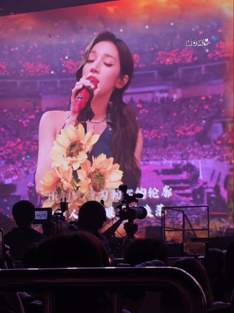 #关晓彤回应去宋雨琦演唱会#🎸#宋雨琦[超话]# 【大屏】261011 广州站「stay」 红海好美