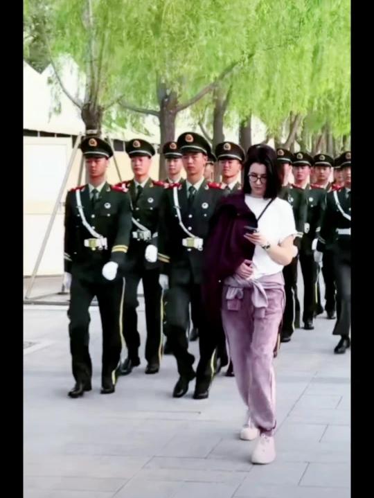 我觉得这个人是故意的，在她们国家早就跑远了