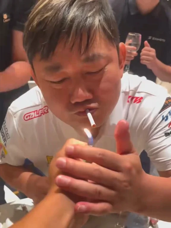 来给张总点一根