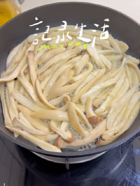 #一分钟精选视频扶持计划#[笑而不语]#好好吃饭#  不追求精致，只记录一餐一饭的热气腾腾！ 好好做