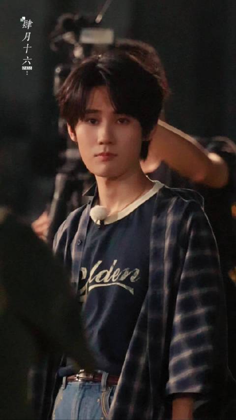 #张真源6个路透6种港风BGM# 港乐响起瞬间氛围感就位，六组BGM六种格调，张真源漫步街头的模样