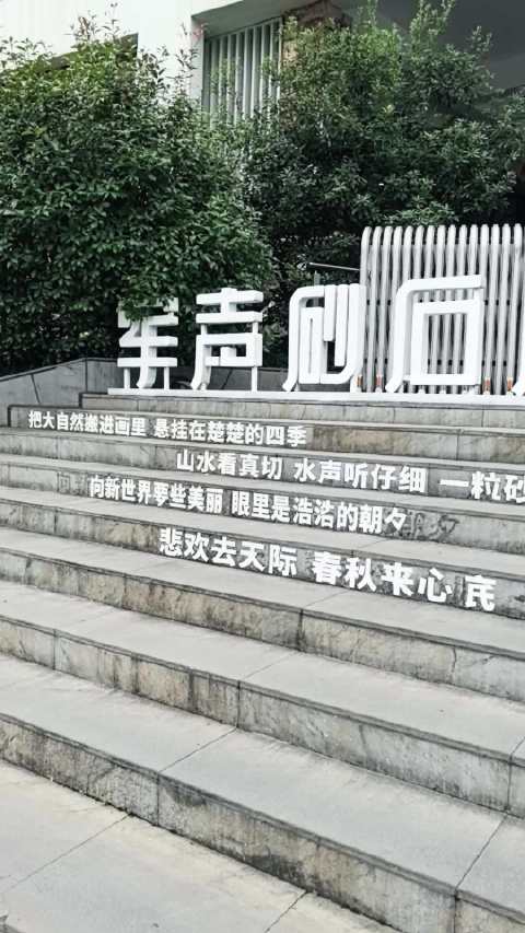 #张家界砂石入画湘艺走向世界#【#湘西七百土家姑娘把千年织锦织到全世界】