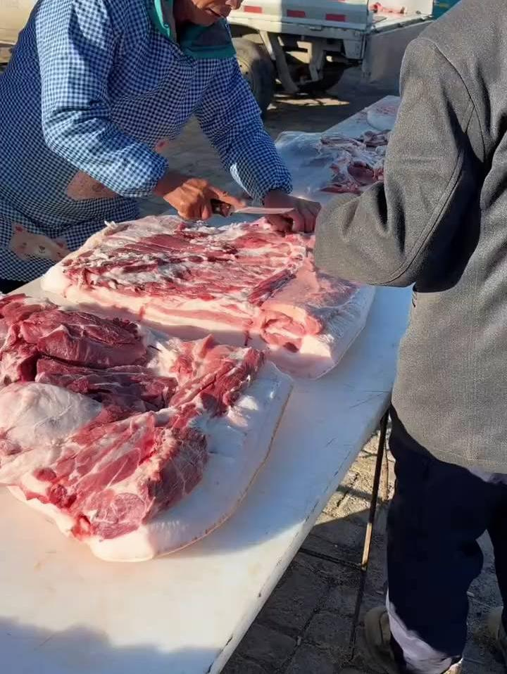 天冷了猪肉好卖！老孟赶集，不大功夫就卖出一头猪❗