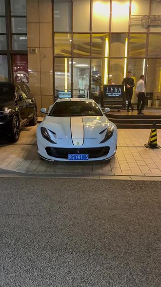 上海深夜偶遇一辆最炸法拉利812，真的太帅了