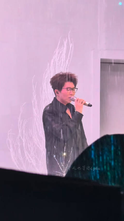 太应景了要给自己唱笑了[笑cry]#毛不易2026只在今夜演唱会##毛不易1001生日快乐##毛不易