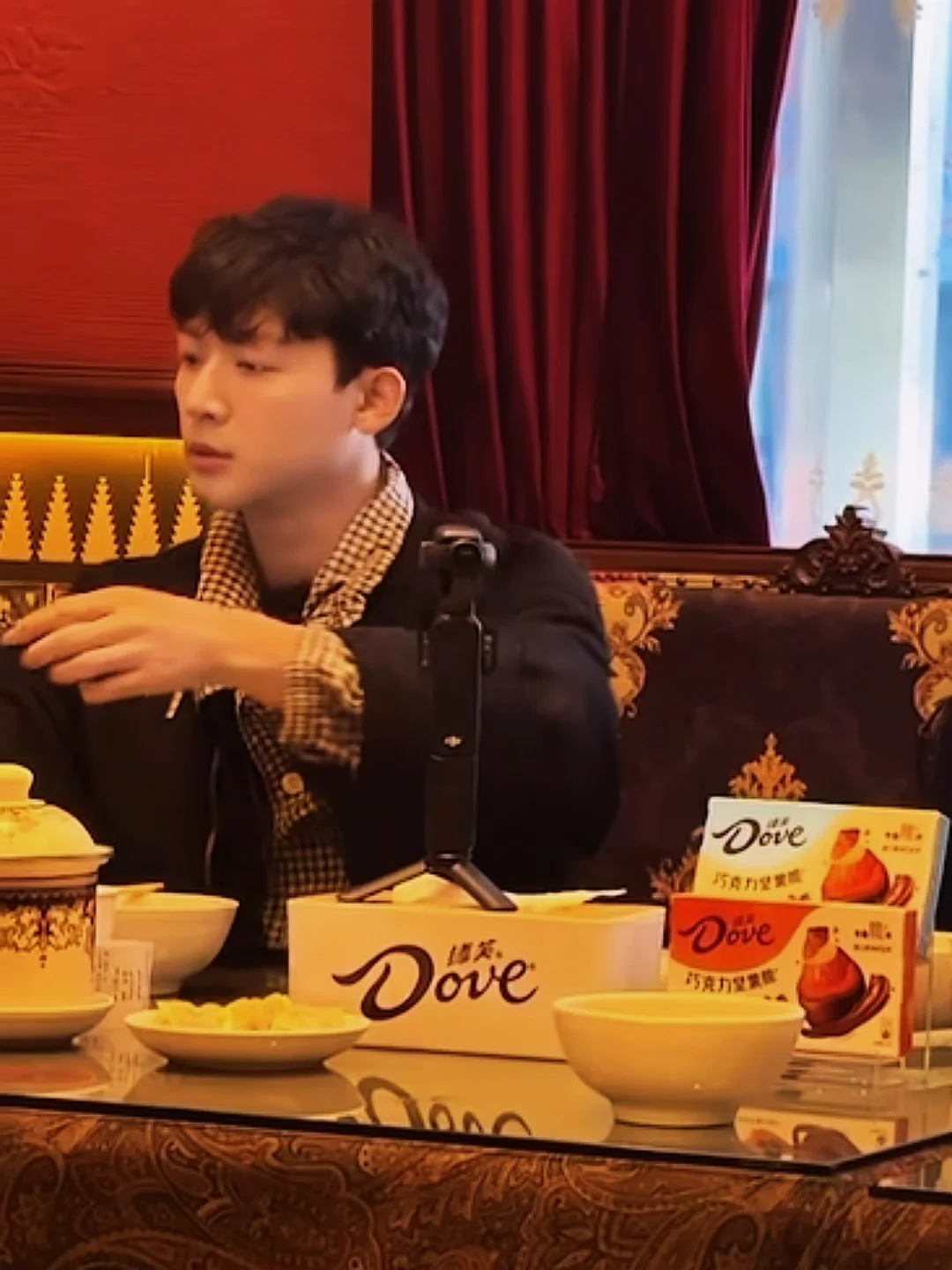 张晚意，素颜卷毛，录制新综艺