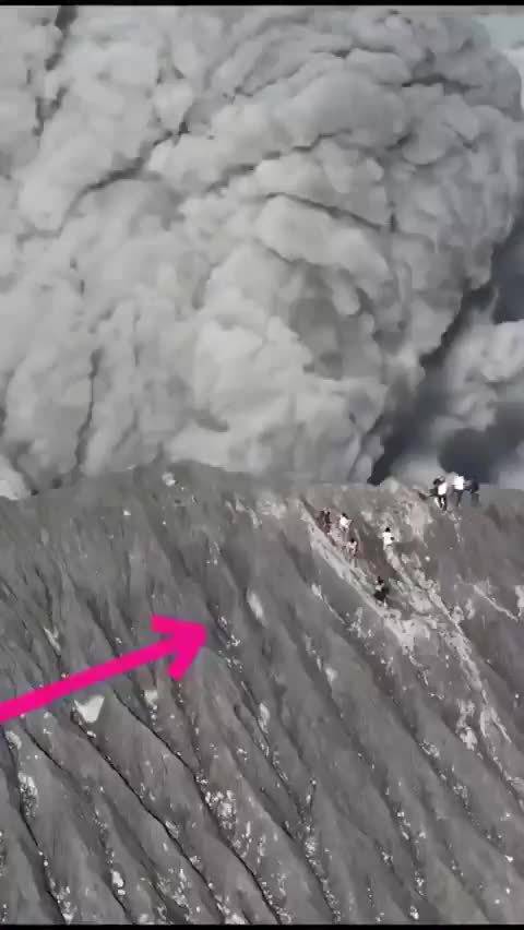 #印尼[超话]# 2026 年 5 月 8 日，杜科诺火山发生悲剧